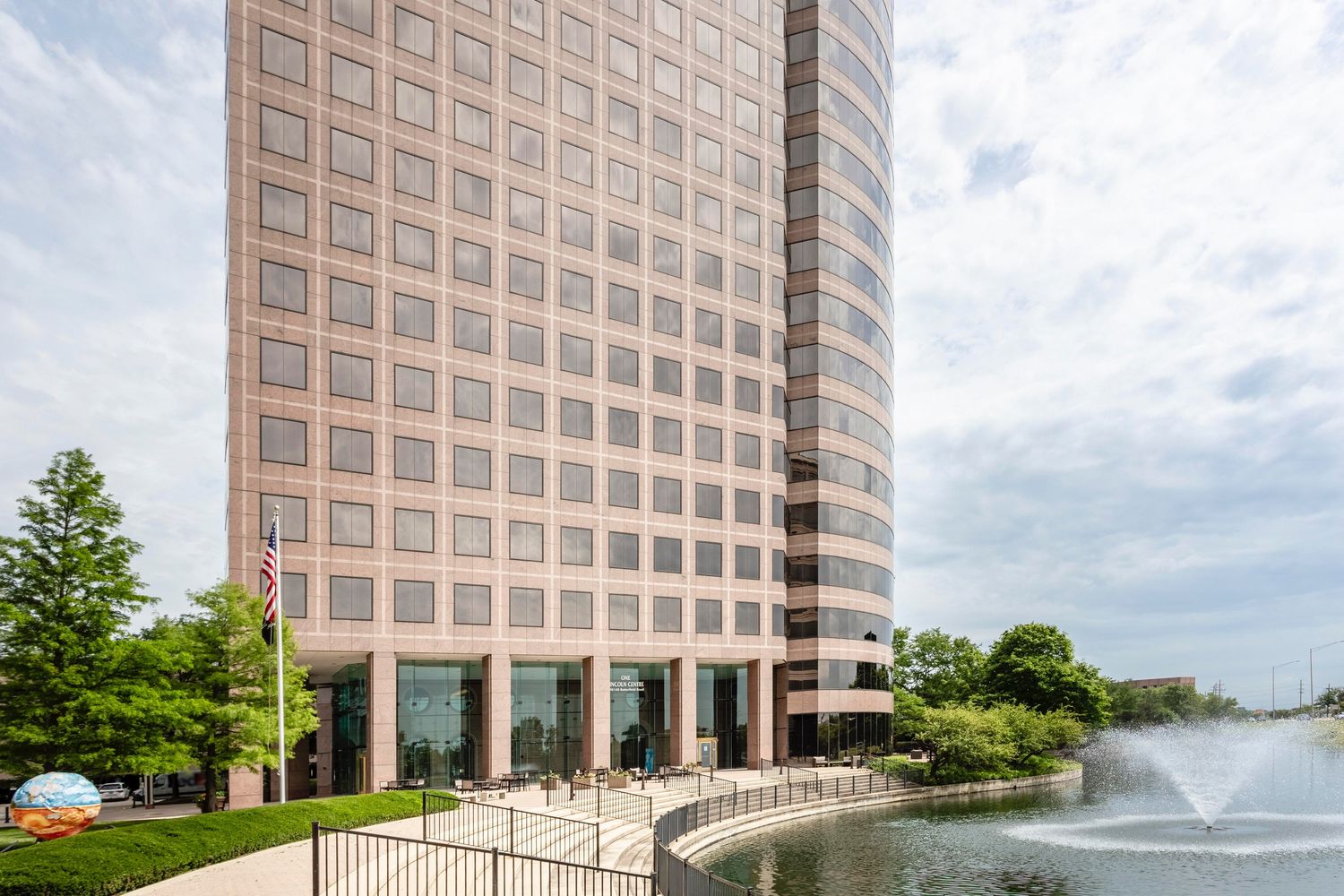 One Lincoln Centre: 18 W 140 Butterfield Road, Oak Brook, IL 60181
